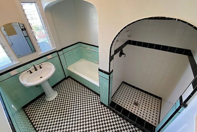 Foto del edificio - 320 N Genesee Ave