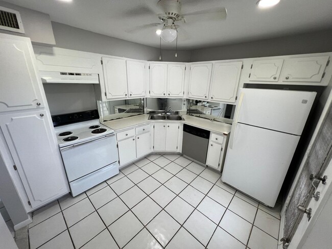 Photo - Spacious 2 Bedroom in Inverrary House