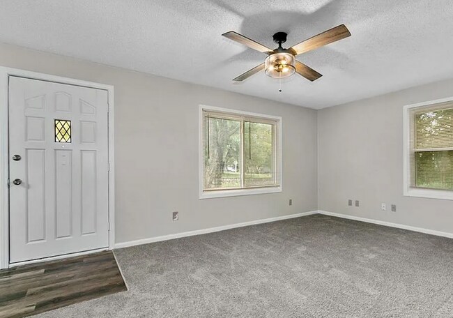 Foto del edificio - Updated 2 Bed Home with Large Attached Garage