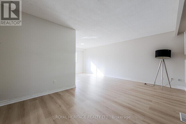 Photo du bâtiment - 586 Creekview Cir