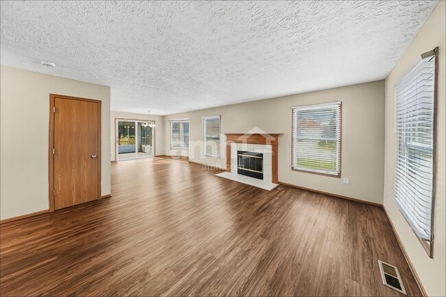 Building Photo - 825 Whitehead Dr