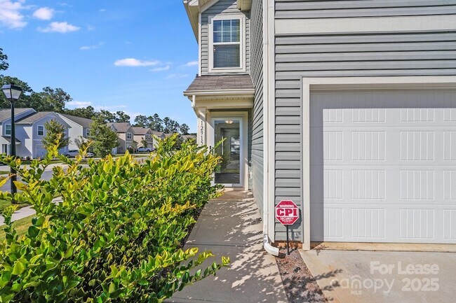 Foto del edificio - 12915 Hill Pine Rd