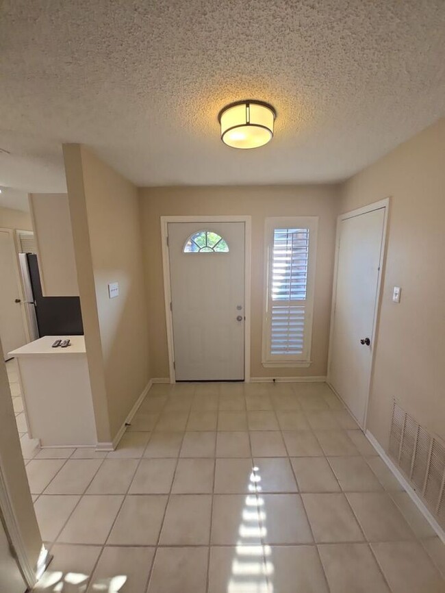 Building Photo - 5125 Colonial Dr