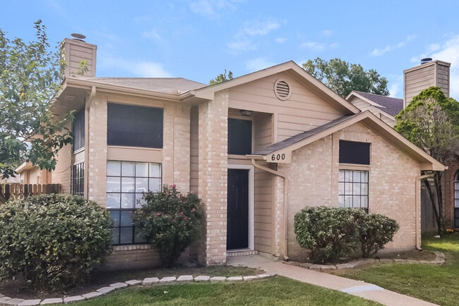 Building Photo - 600 Rancho Dr