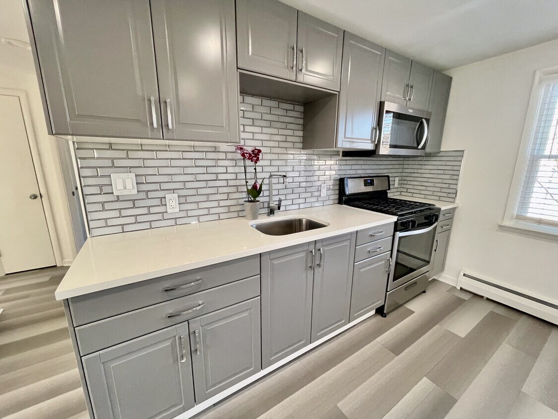 Eat in Kitchen - 25 Tuttle St