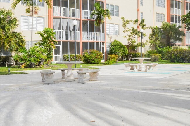 Foto del edificio - 1770 NE 191st St