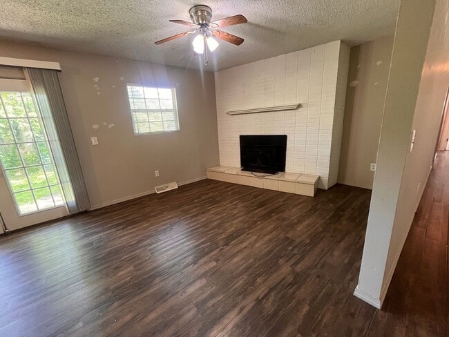Foto del edificio - Brentwood 3 bedroom & 2 bathroom home, Huge Fenced Yard