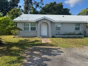 Building Photo - 5838 Siesta Ln