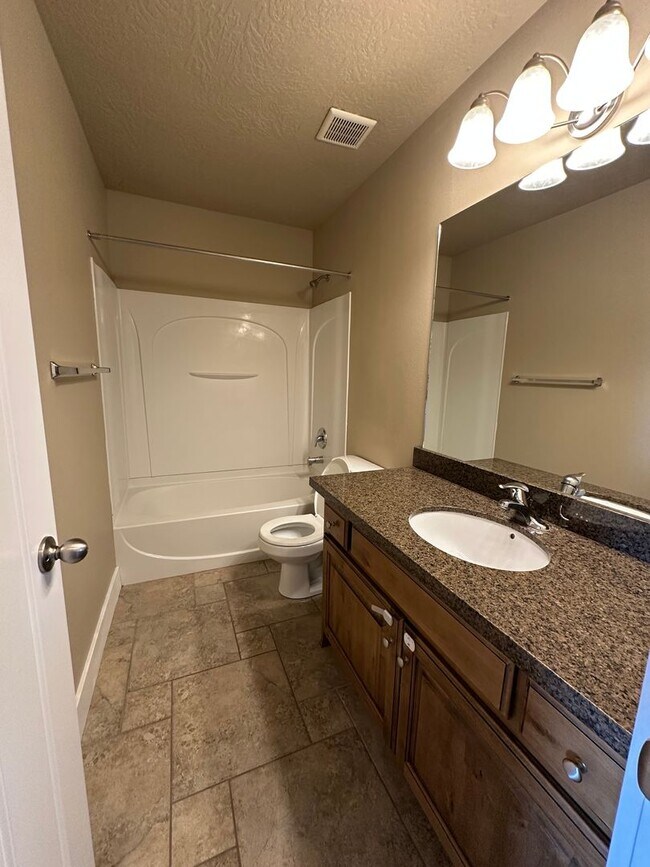 Foto del edificio - Dog friendly 3 Bedroom 2.5 Bath town home in Provo.