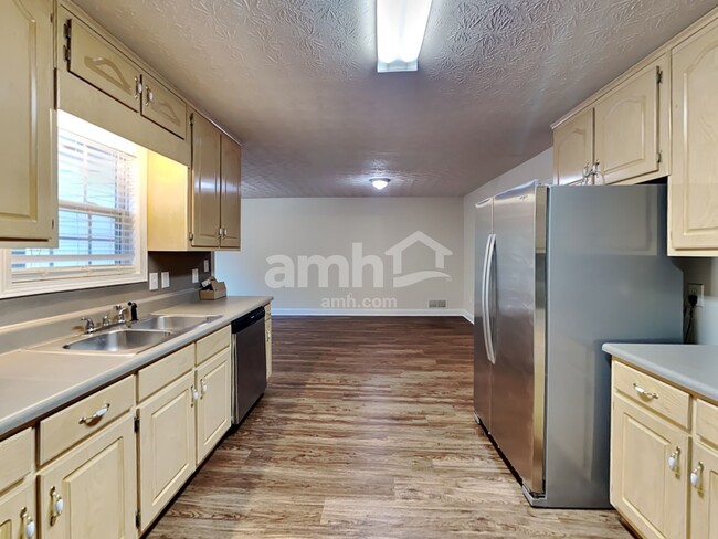 Building Photo - 747 Evergreen Dr