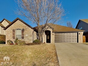 Building Photo - 102 NE Larkspur Ln