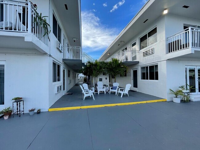 Outside seating area - 8501 Crespi Blvd