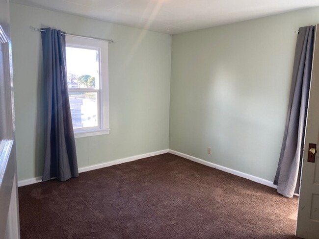 Building Photo - Henderson Center house for rent!  2/1 full...