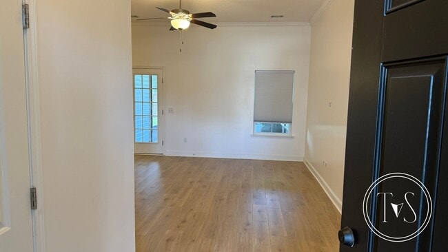 Building Photo - RATE DROP ALERT (was $2600/month) and MOVE IN SPECIAL: $1000 OFF 1ST MONTH'S RENT!**