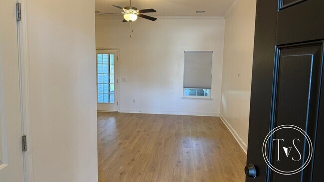 Foto del edificio - RATE DROP ALERT (was $2600/month) and MOVE IN SPECIAL: $1000 OFF 1ST MONTH'S RENT!**
