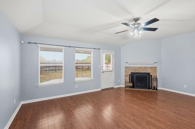 Foto del edificio - Freshly Painted Spacious 4 Bedroom!