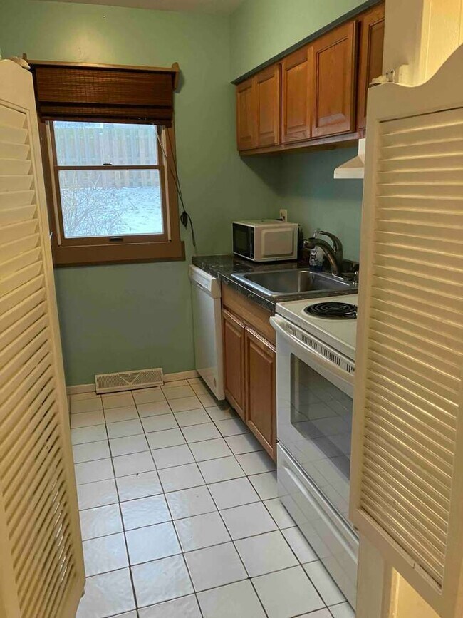 Building Photo - 762 Mentor Ave