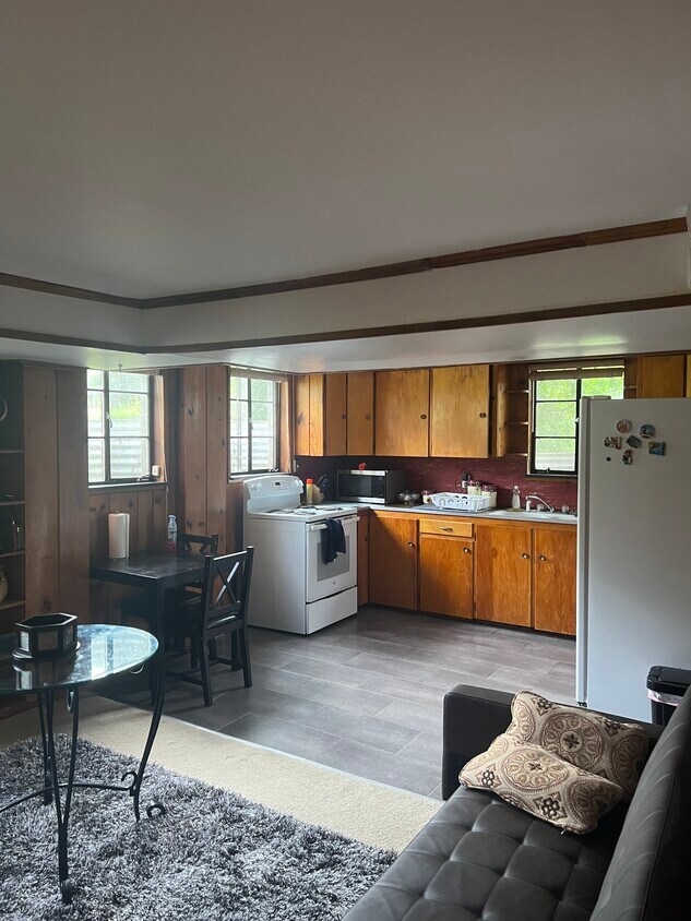 Building Photo - 605 Elmcrest St