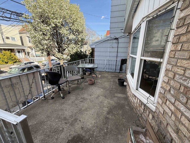 Building Photo - 36 W 9th St