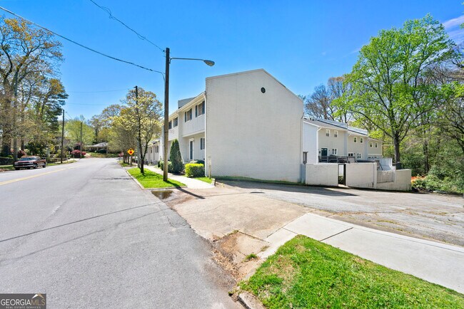 Building Photo - 420 Sycamore Dr