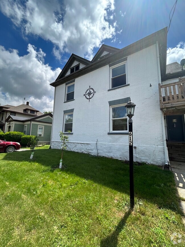 Building Photo - 612 E 3rd St