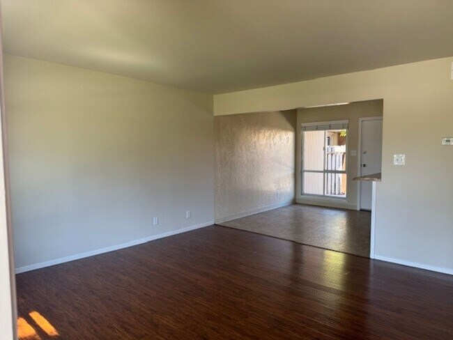Foto del edificio - Located in Marina Gardens, great location!...