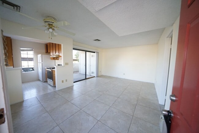 Building Photo - Showings Available NOW