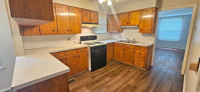 Foto del edificio - 1200 Crest Rd