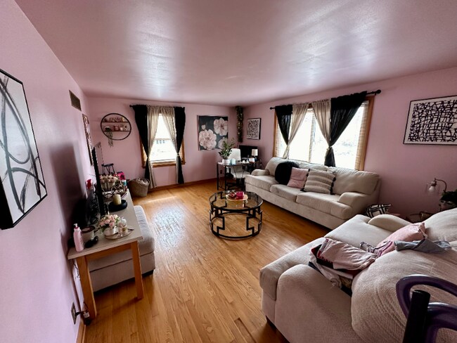 Foto del edificio - 3389 S Whitnall Ave