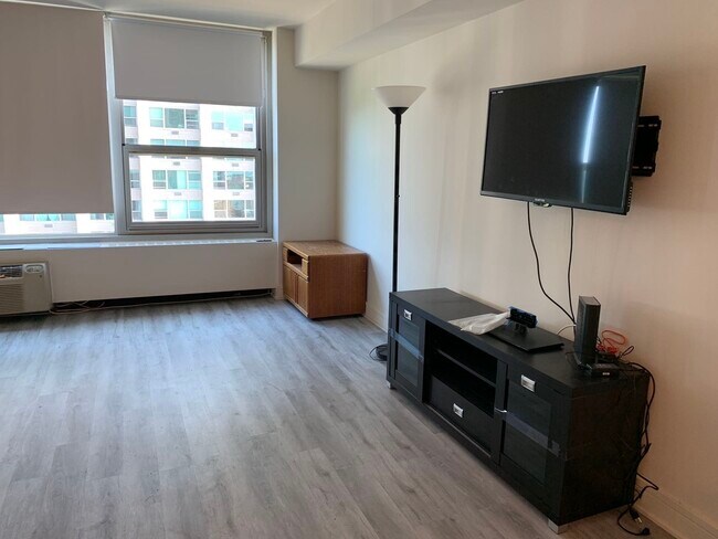 Foto del edificio - 3600 N Lake Shore Dr