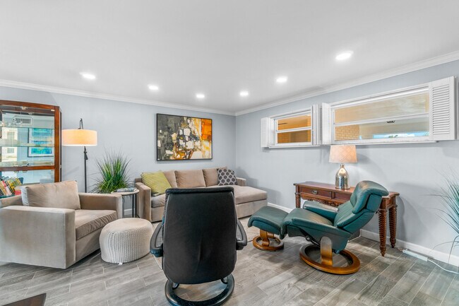 Building Photo - 14 Colonial Club Dr