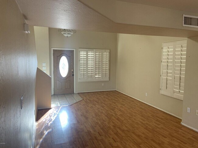Foto del edificio - 1338 E 10th Pl