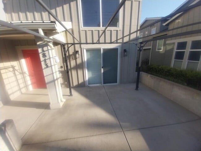 Building Photo - 1813 W Bridge Ave