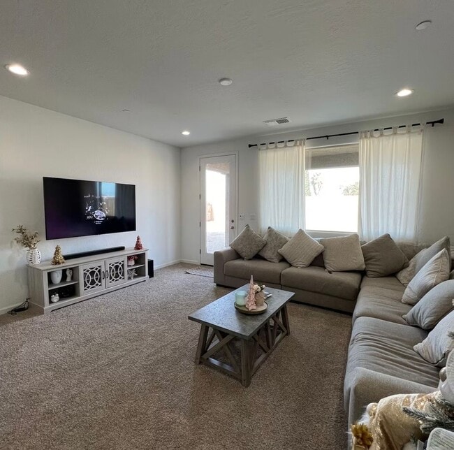 Building Photo - 2 Private rooms one bath For rent NW Visalia