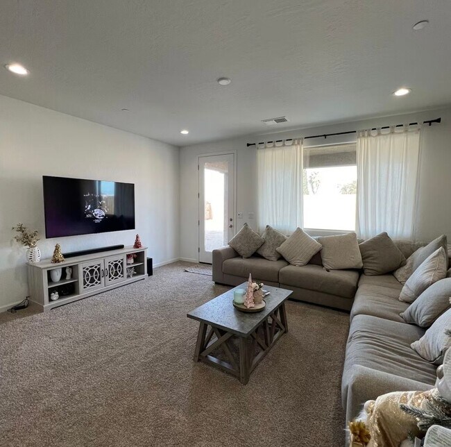 Foto del edificio - 2 Private rooms one bath For rent NW Visalia