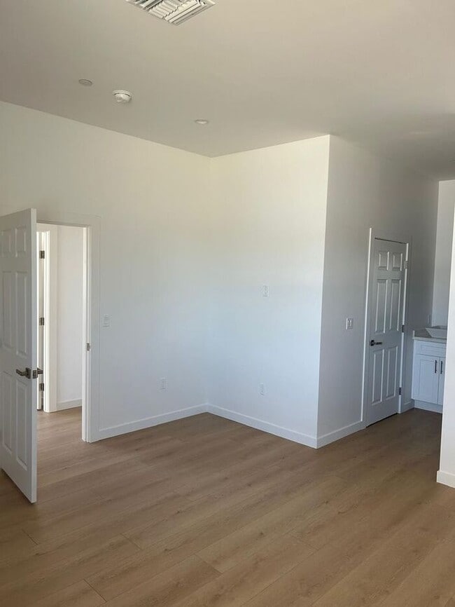 Building Photo - Stunning 3 Bedroom 2 Bathroom House for Re...