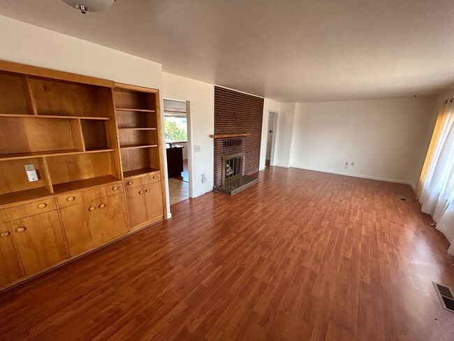 Building Photo - Beautiful Ranch style 3 bed/2 bath home - ...