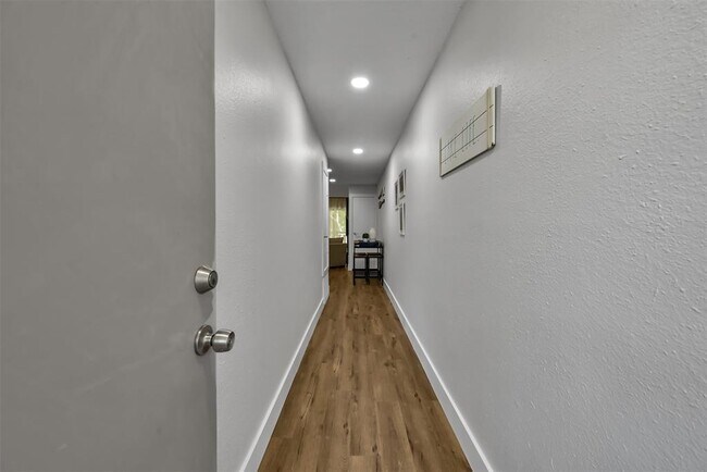 Building Photo - 3900 Aspen Dr