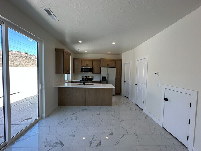 Building Photo - 915 Willow Bnd Dr