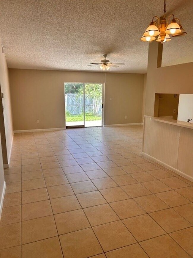 Building Photo - ***Charming 2/2 Hidden Lake Villa in Sanfo...