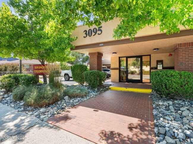 Building Photo - 3095 Lakeside Dr