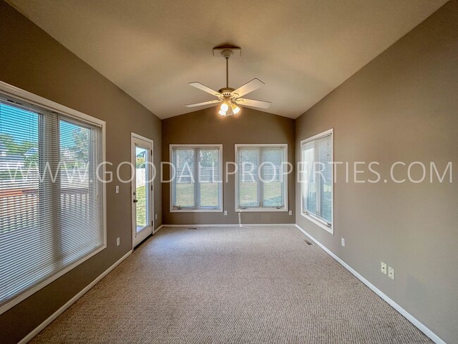 Building Photo - 3 Bedroom Single-Family home in West Des Moines with a fully fenced in yard!