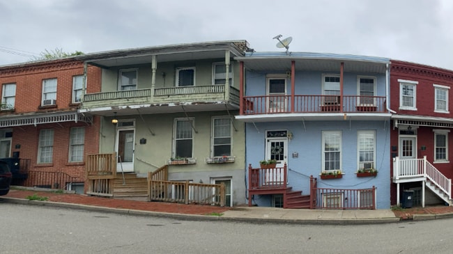 Building Photo - 106 Pine St