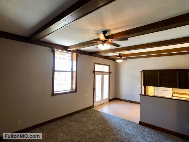 Building Photo - 103 East 10th Street Apartment 1