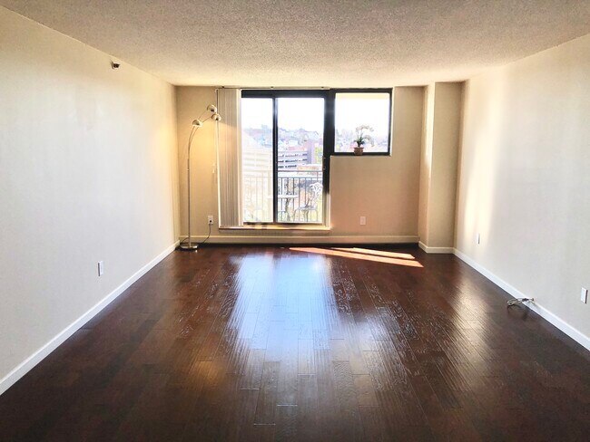 Nuevos pisos de madera en todo el hotel. - 25 Rockledge Ave