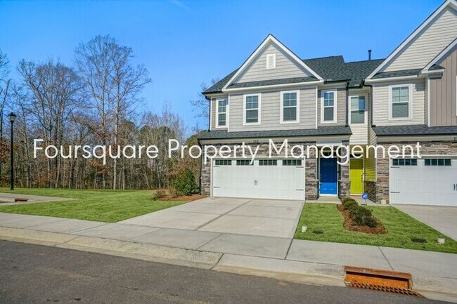 Building Photo - End Unit Townhome | Built-In Closets | 2nd...