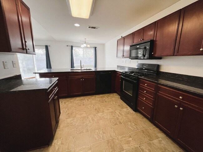 Foto del edificio - Spacious 4-bedroom home!