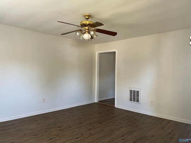 Building Photo - 1322 Oshaughnessy Ave NE