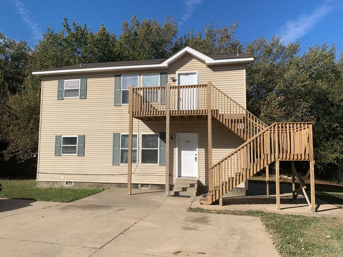 Foto principal - Super cute and updated with fresh paint, new floors, some fixtures, and all appliances.