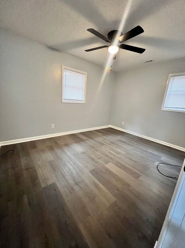 Building Photo - Charming Single-Family Home with Fenced in Backyard!